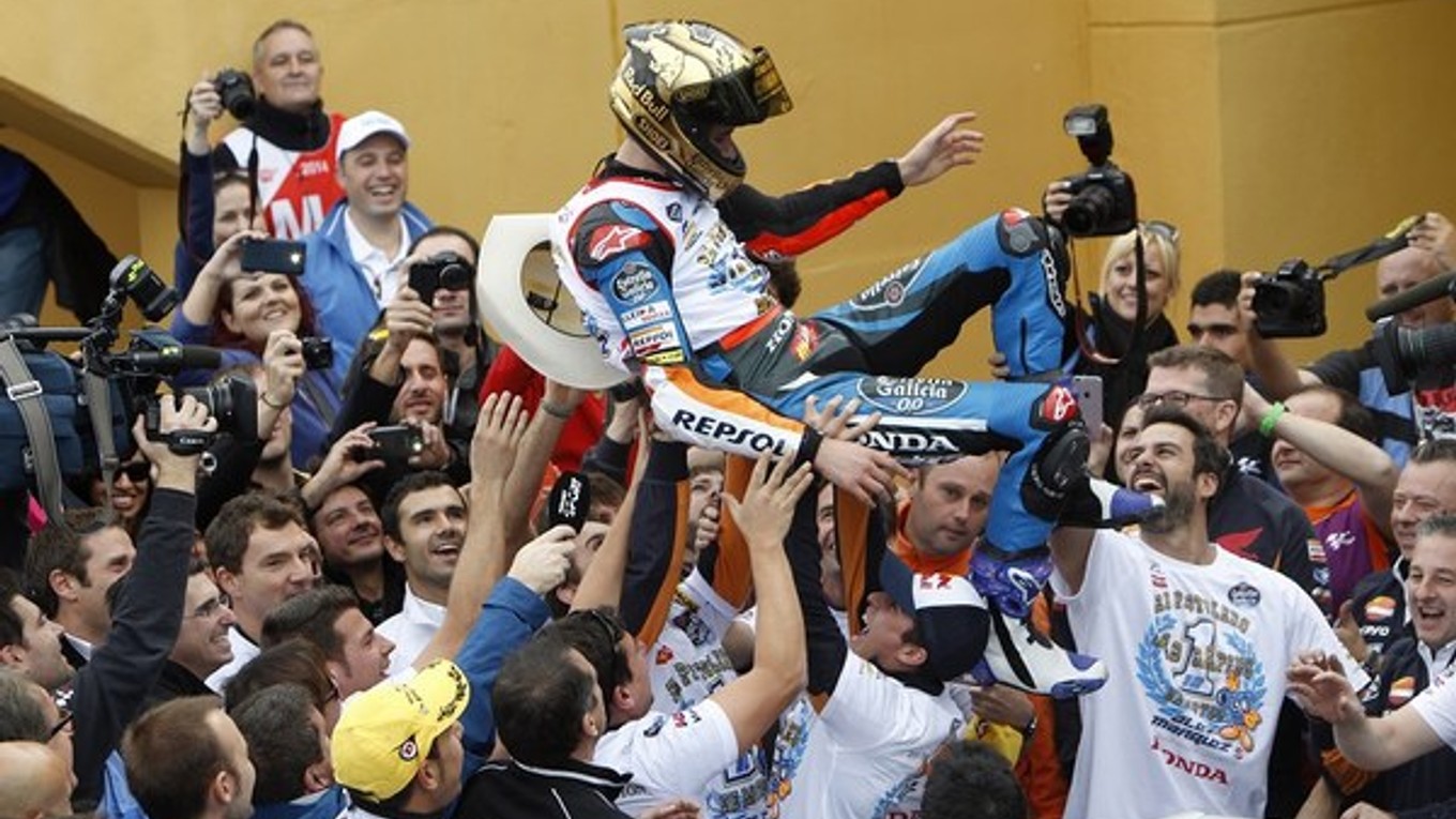 Marqueza nosia na rukách.