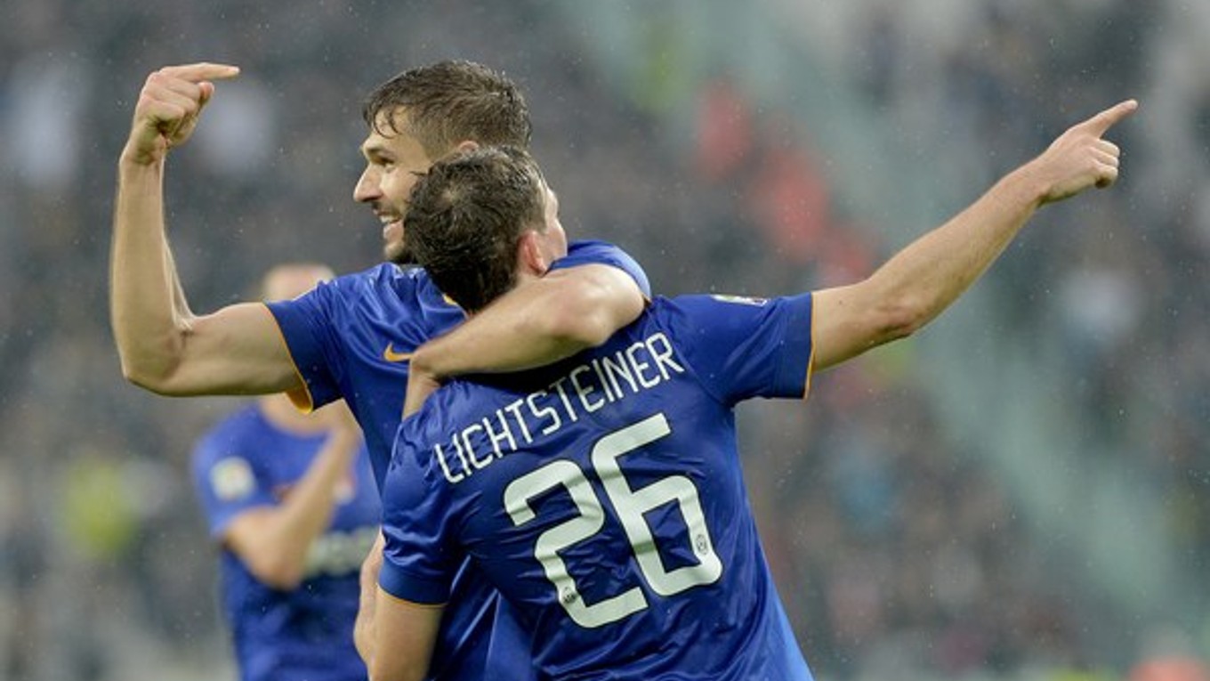 Útočník Juventusu Fernando Llorente (vľavo) a Stephan Lichtsteiner.