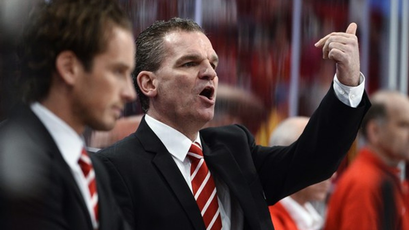 Sean Simpson na lavičke Švajčiarska v roku 2013, tím priviedol až do finále MS vo Švédsku.