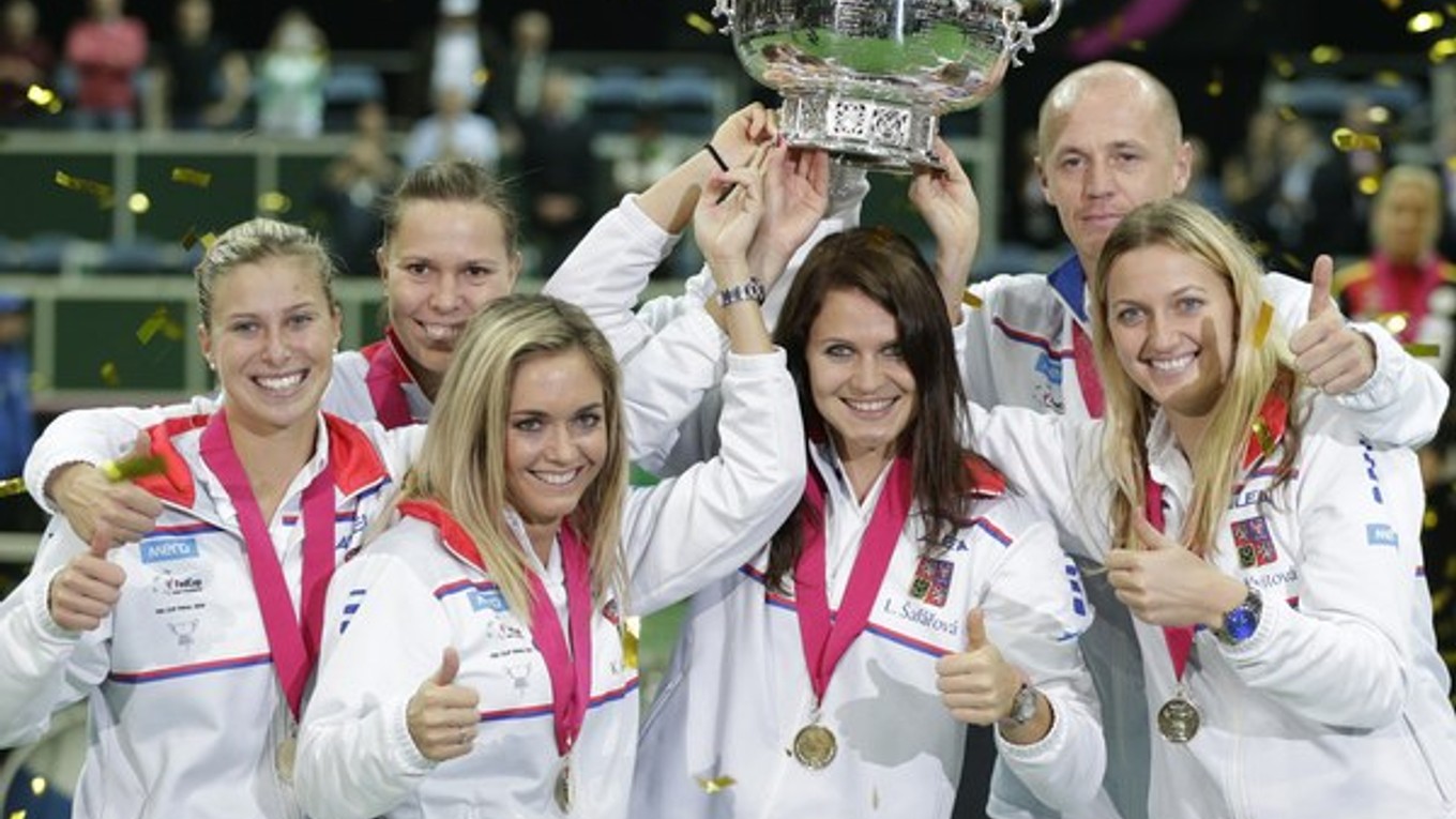 Český FED Cupový tím zľava Andrea Hlaváčková, Klára Koukalová, Lucie Šafářová, Petr Pála a Petra Kvitová.