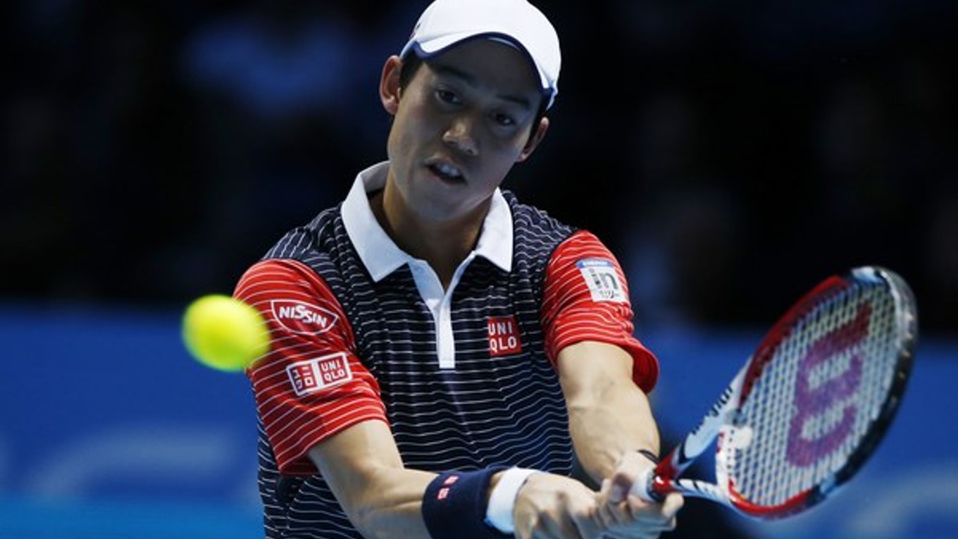 Japonský tenista Kei Nišikori odvracia loptičku Švajčiarovi Rogerovi Federerovi v zápase B-skupiny  Turnaja majstrov v Londýne 11. novembra 2014.