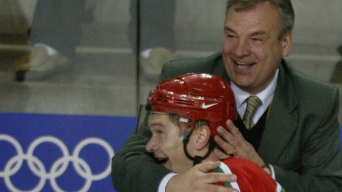 Krikunov viedol Bielorusku aj na OH v Salt Lake City 2002. Záber pochádza zo štvrťfinálového zápasu proti Švédsku.