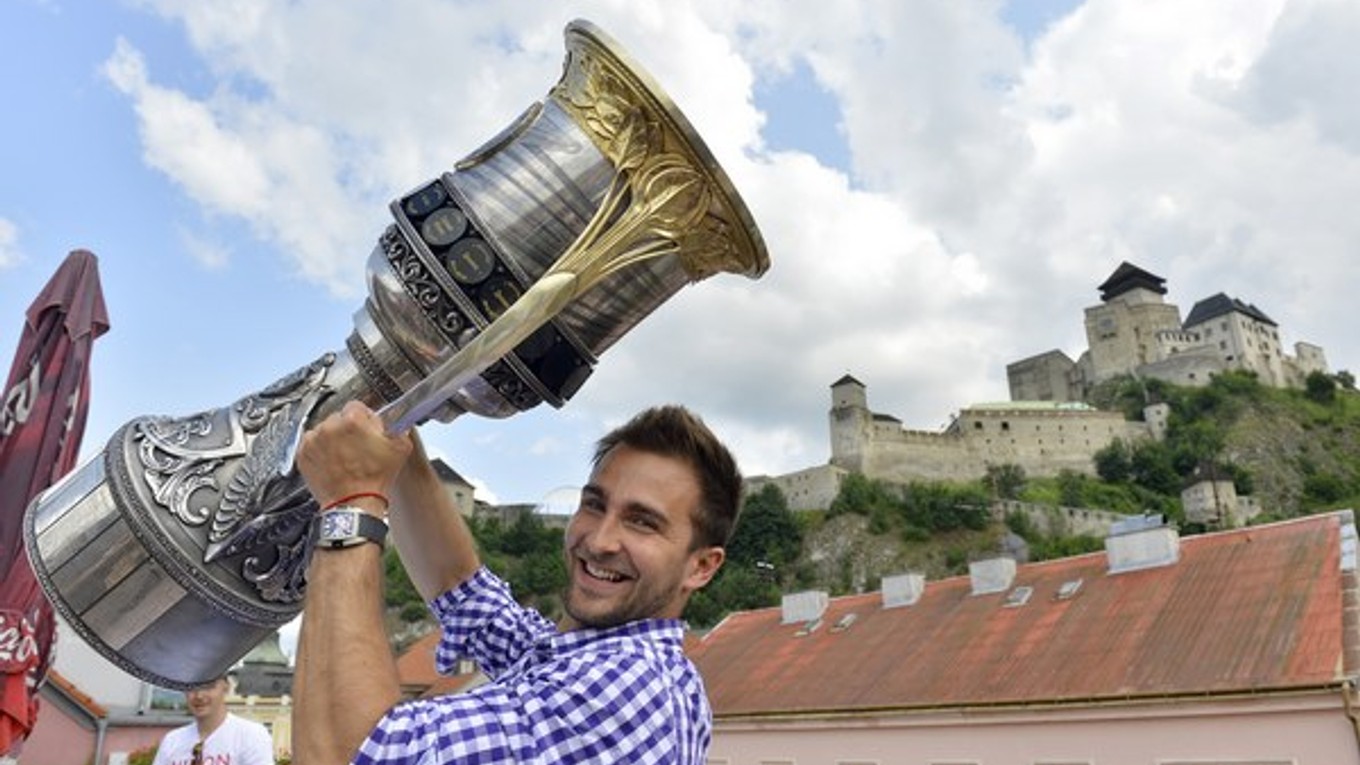 Hokejista Dominik Graňák pózuje s Gagarinovým pohárom, 28. júna 2013 v Trenčíne.