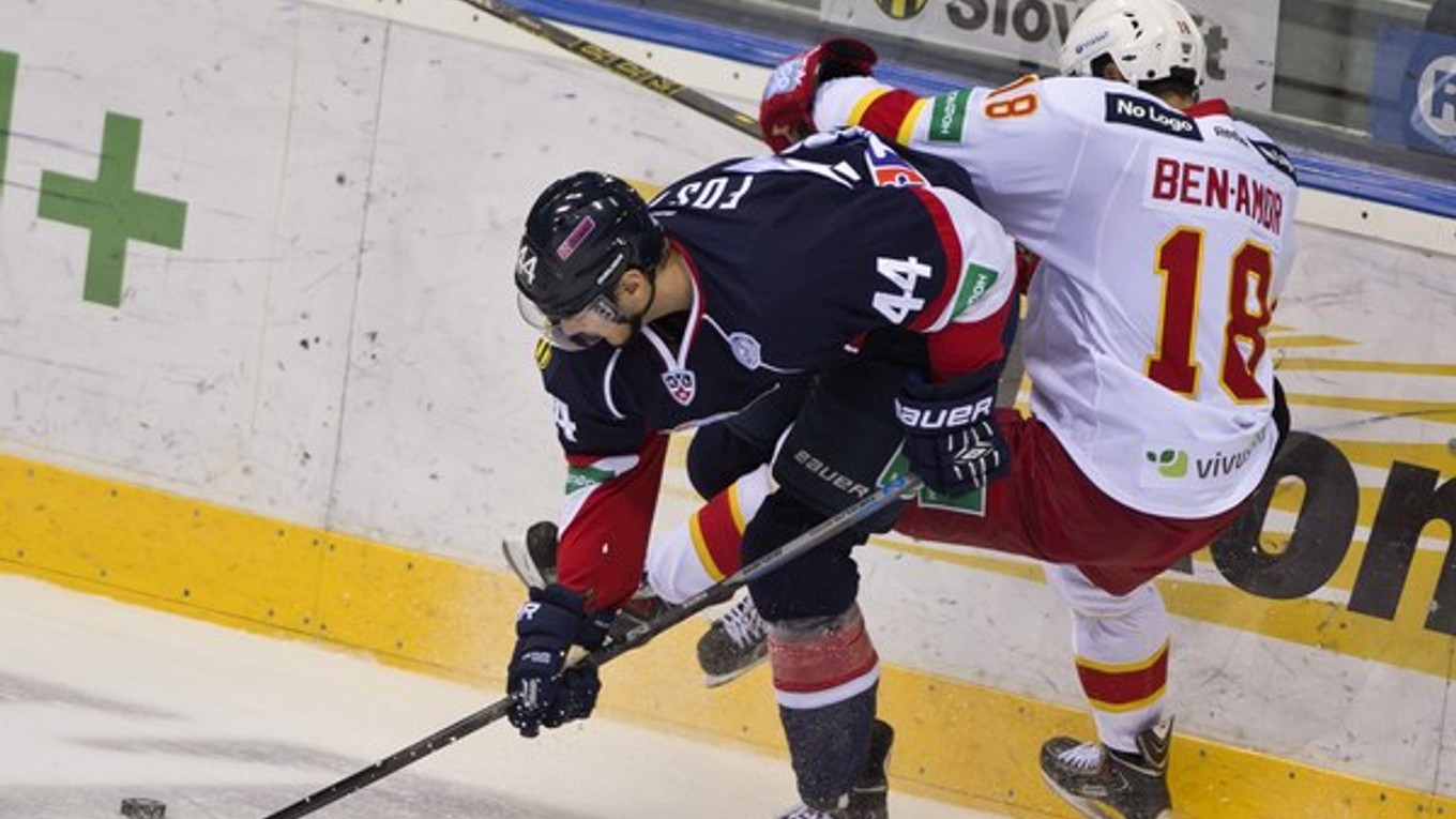 Kanaďan Kurtis Foster a vpravo Ben-Amor Semir (Jokerit) v zápase KHL proti Jokeritu 12. októbra v Bratislave.