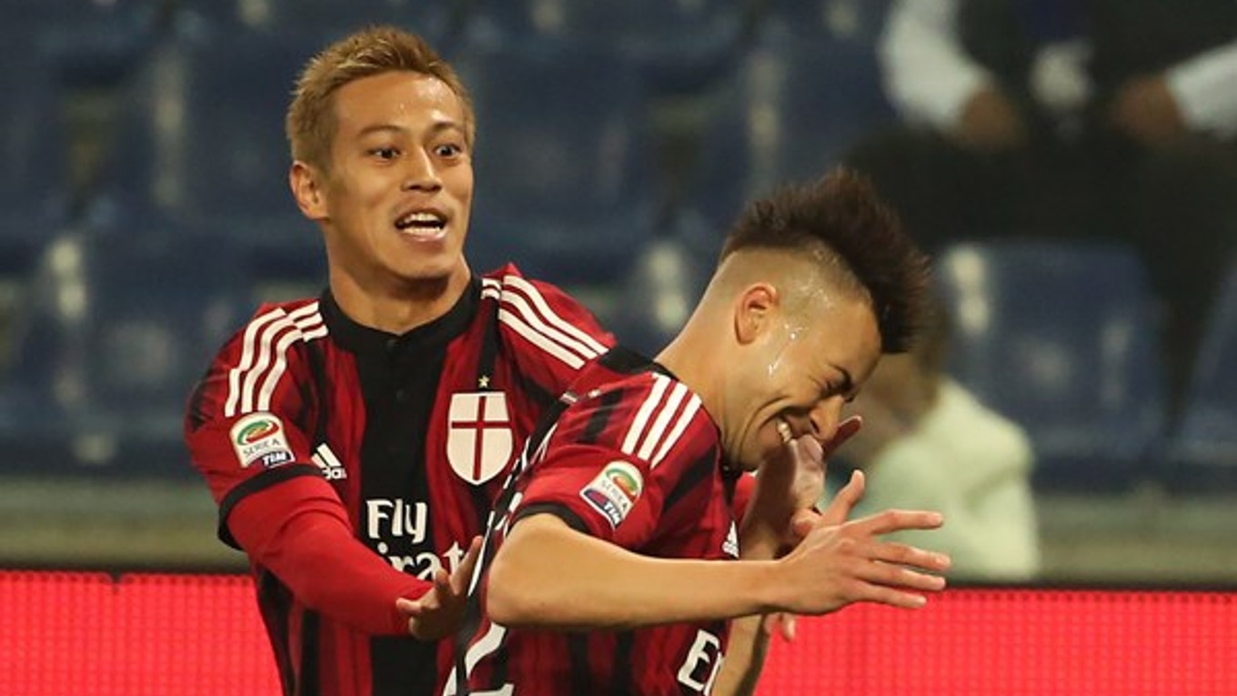 Japonec Honda (vľavo) v drese AC Miláno.