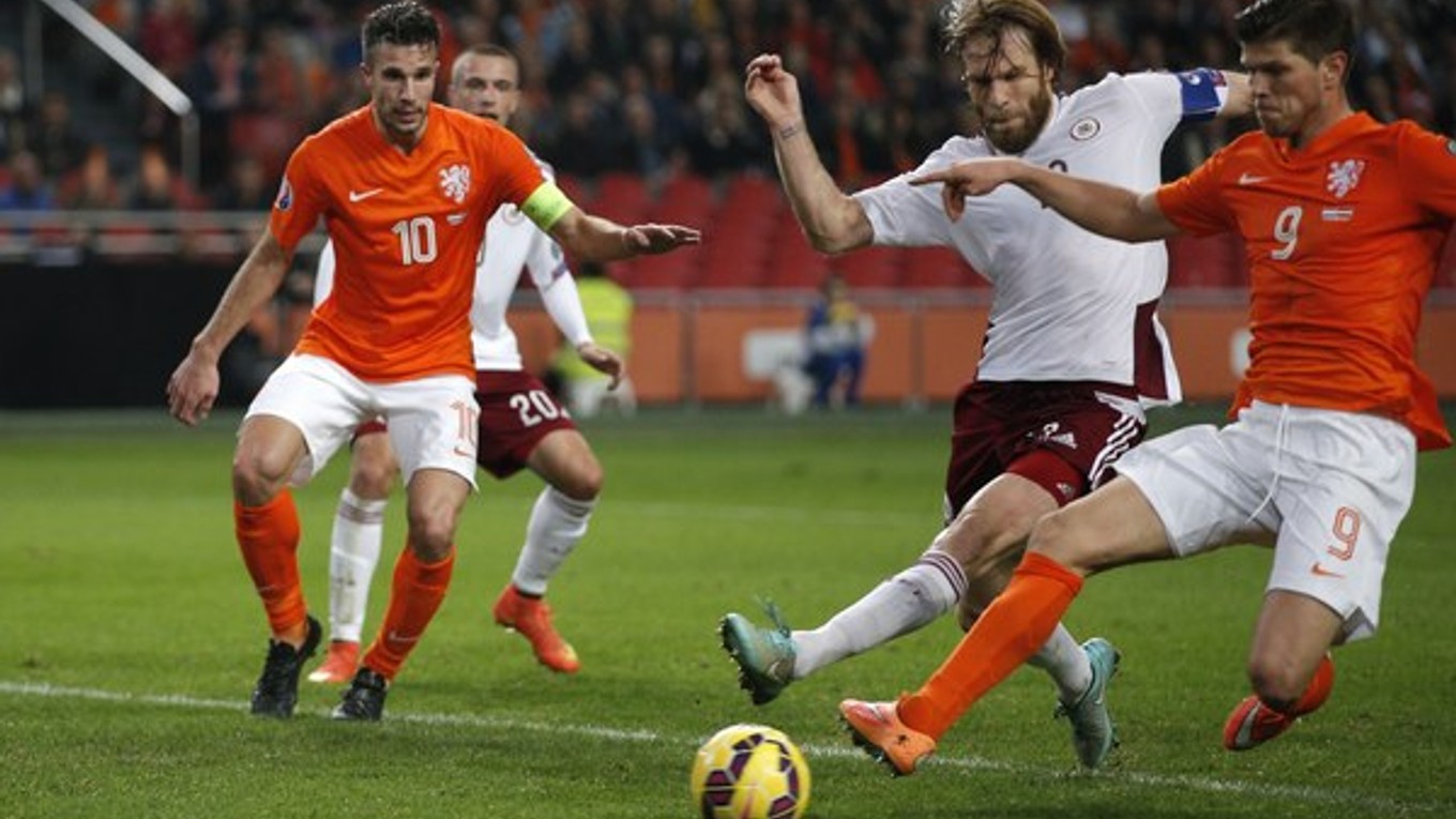 Holanďan Klaas Jan Huntelaar strieľa gól na 3:0 počas kvalifikačného zápasu o postup na EURO 2016 Holandsko - Lotyšsko v Amsterdame.