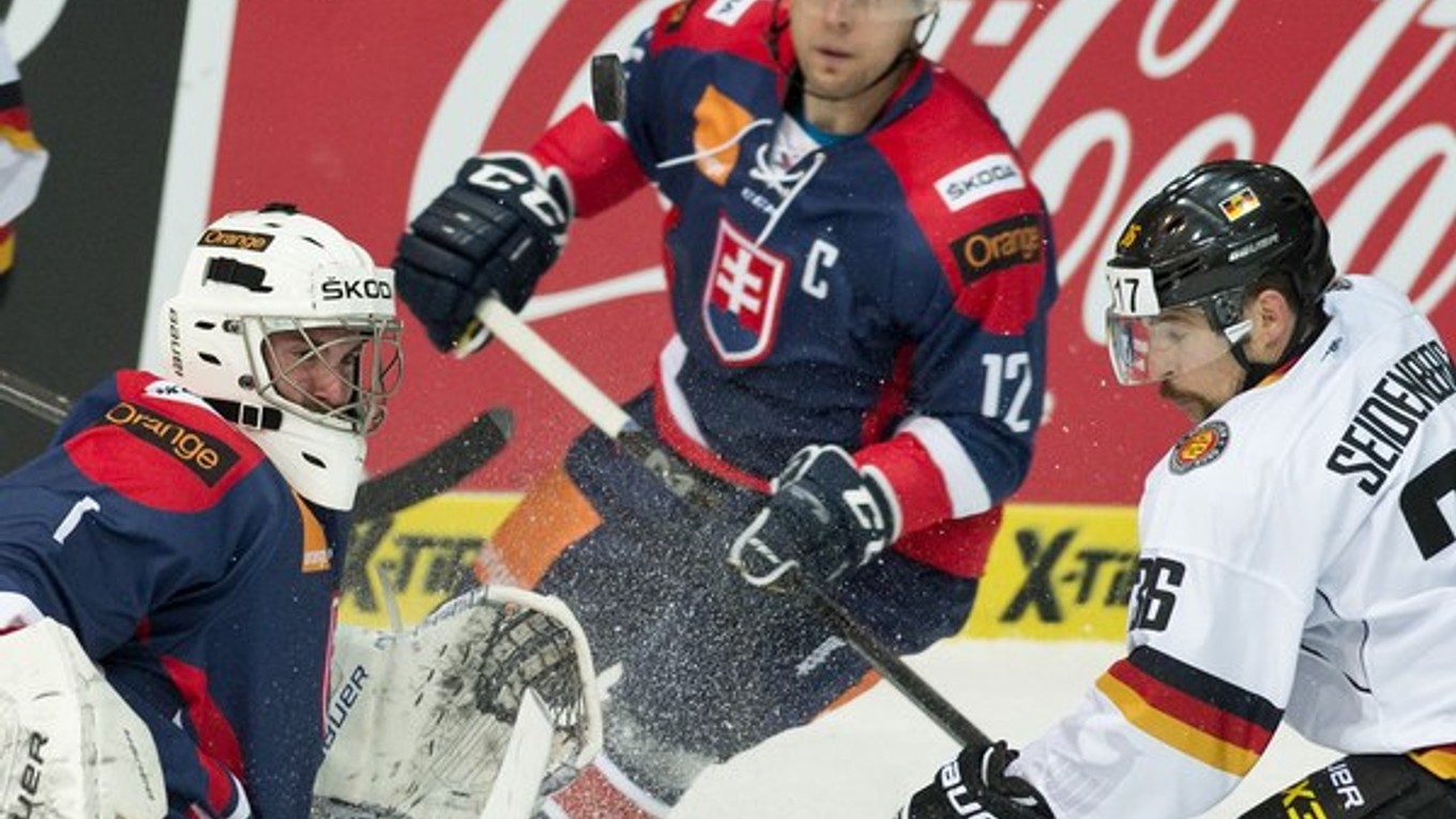 Vľavo brankár Marek Čiliak, uprostred Ivan Švarný a vľavo Yannic Seidenberg (Nemecko) počas zápasu Nemeckého pohára v Mníchove 8. novembra.