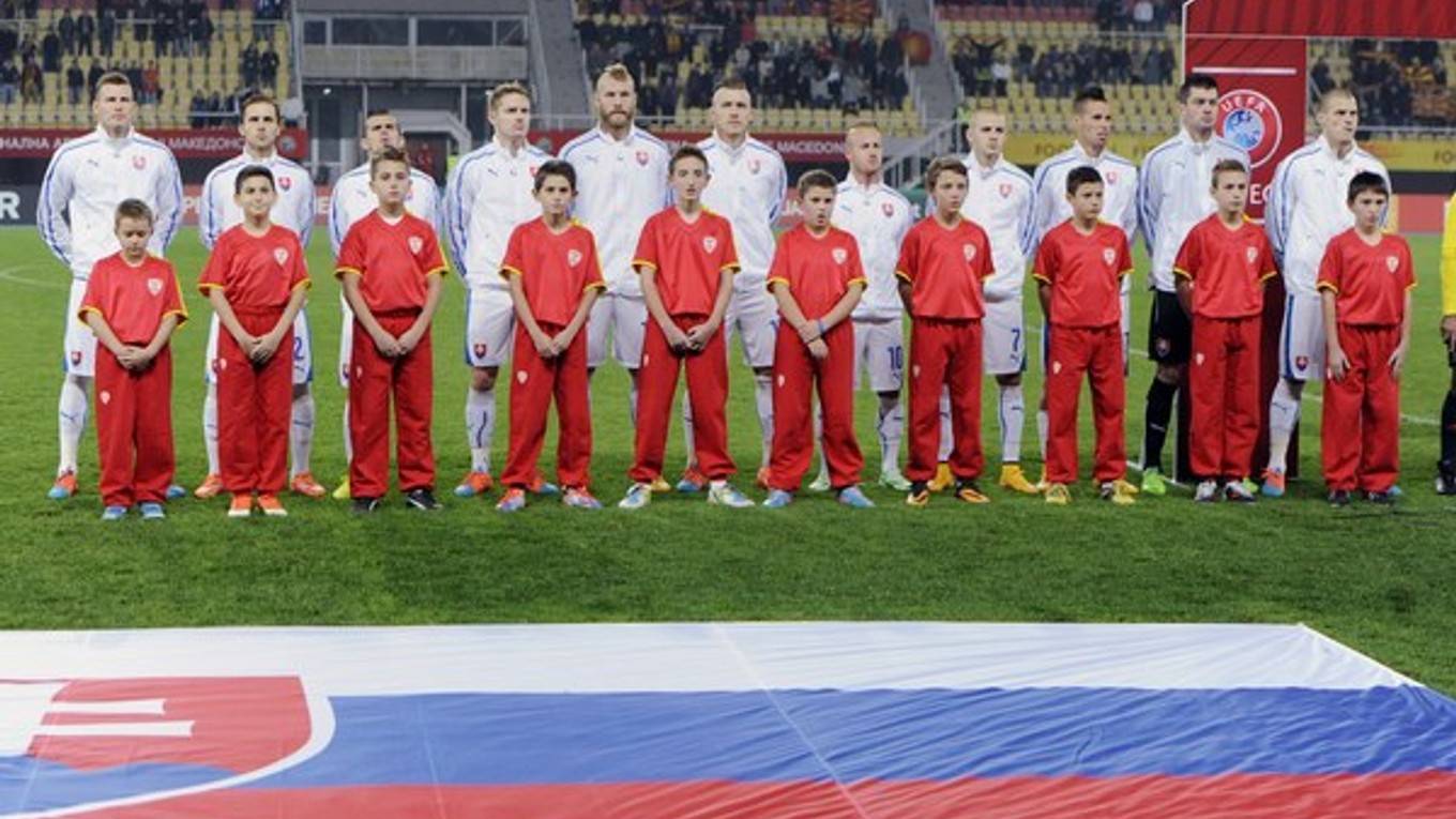Zľava v Skopje Ján Ďurica, Peter Pekarík, Viktor Pečovský, Tomáš Hubočan, Adam Nemec, Juraj Kucka, Miroslav Stoch, Vladimír Weiss, Marek Hamšík, Matúš Kozáčik a Martin Škrtel.