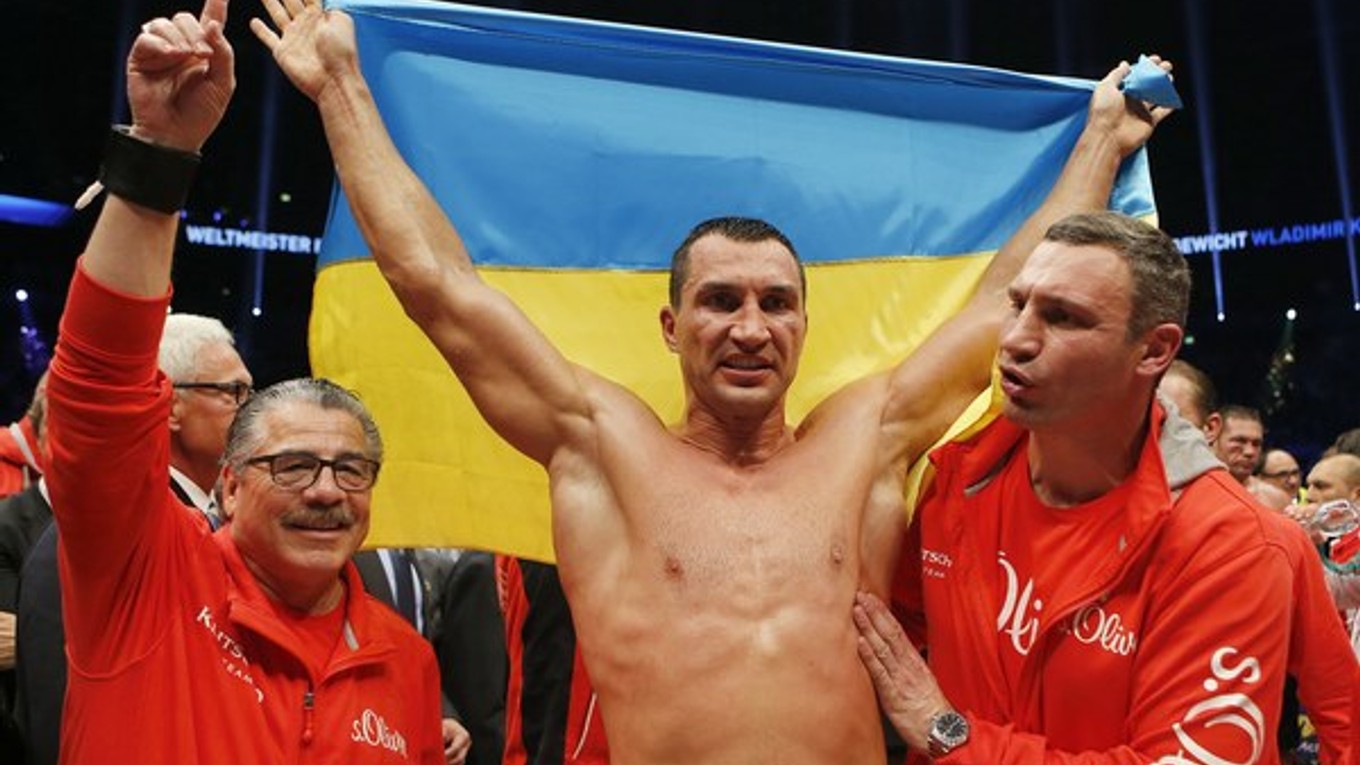 Viťazné gesto Vladimira Klička (v strede) po víťazstve nad Bulharom Kubratom Pulevom. Vpravo Kličkov brat Vitalij.