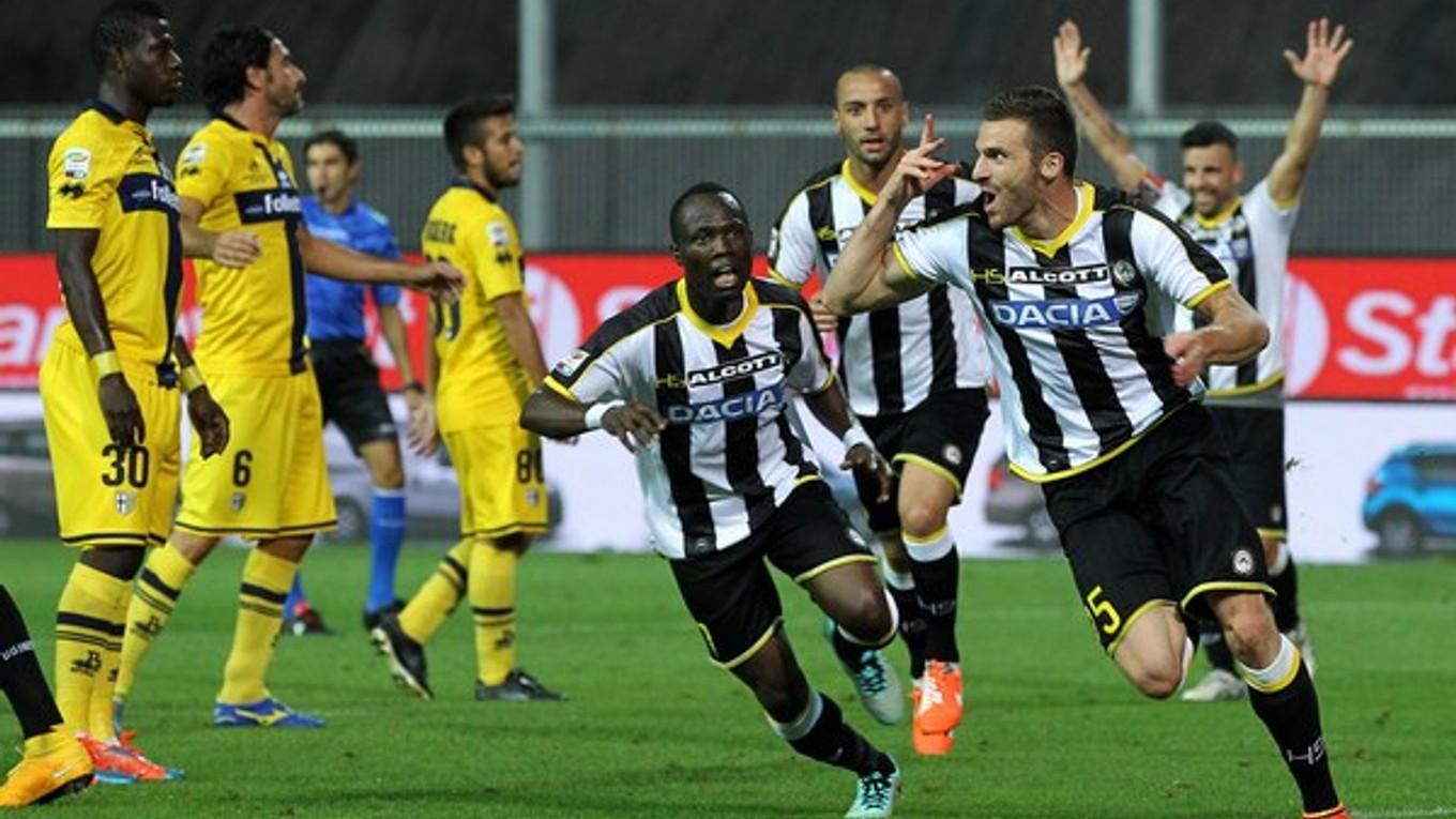 Sklamaní futbalisti AS Parma (vľavo) sledujú radosť hráčov Udinese.