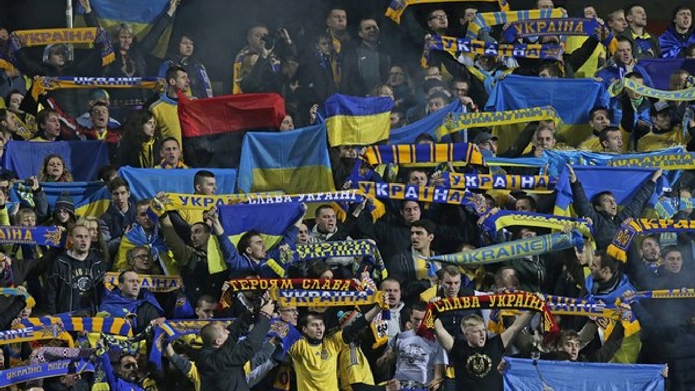 Fanúšikovia ukrajinskej futbalovej reprezentácie.