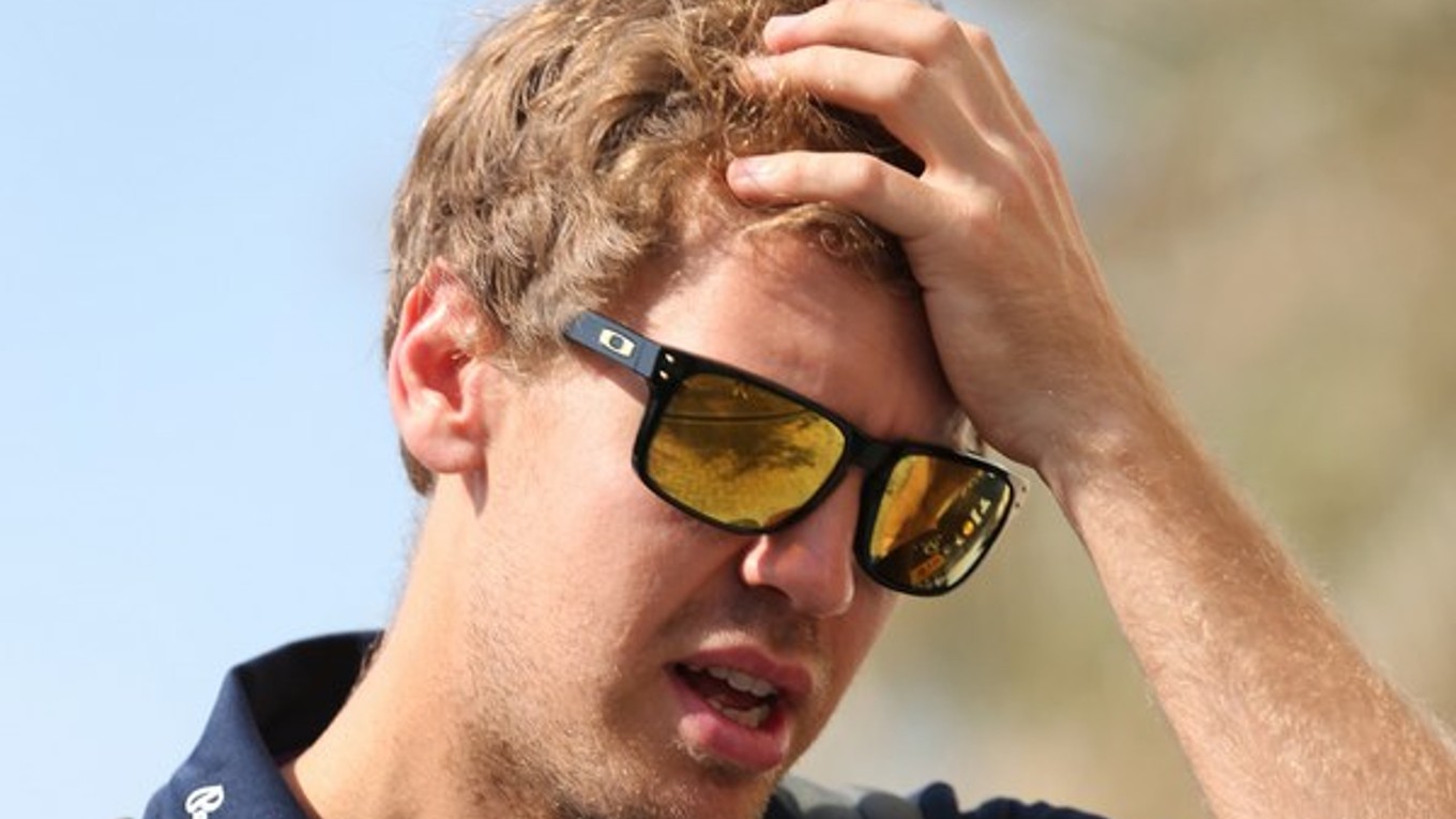 Nemecký jazdec tímu Red Bull, úradujúci majster sveta za rok 2013 Sebastian Vettel, prichádza na okruh Yas Marina v Abú Zabí v Spojených arabských emirátoch. V nedeľu, 23. novembra sa tam rozhodne o majstrovi sveta na rok 2014 medzi jazdcami Mercedesu - B