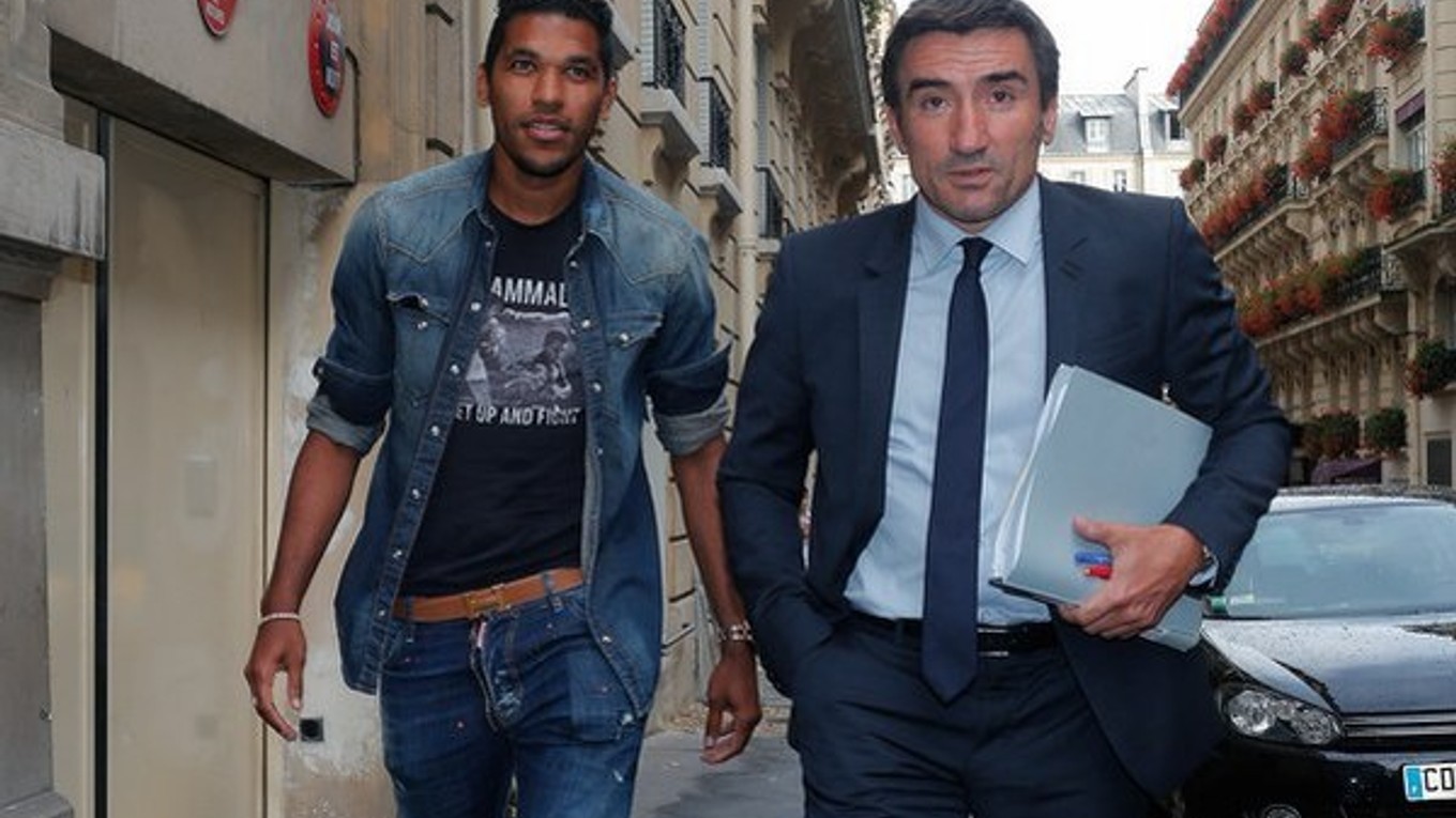 Brandao (vľavo) prichádza so svojím právnikom na zasadnutie disciplinárnej komisie.