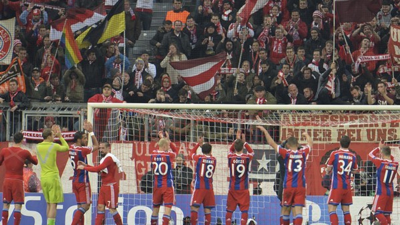 Futbalisti Bayernu Mníchov oslavujú so svojimi fanúšikmi v Allianz aréne.