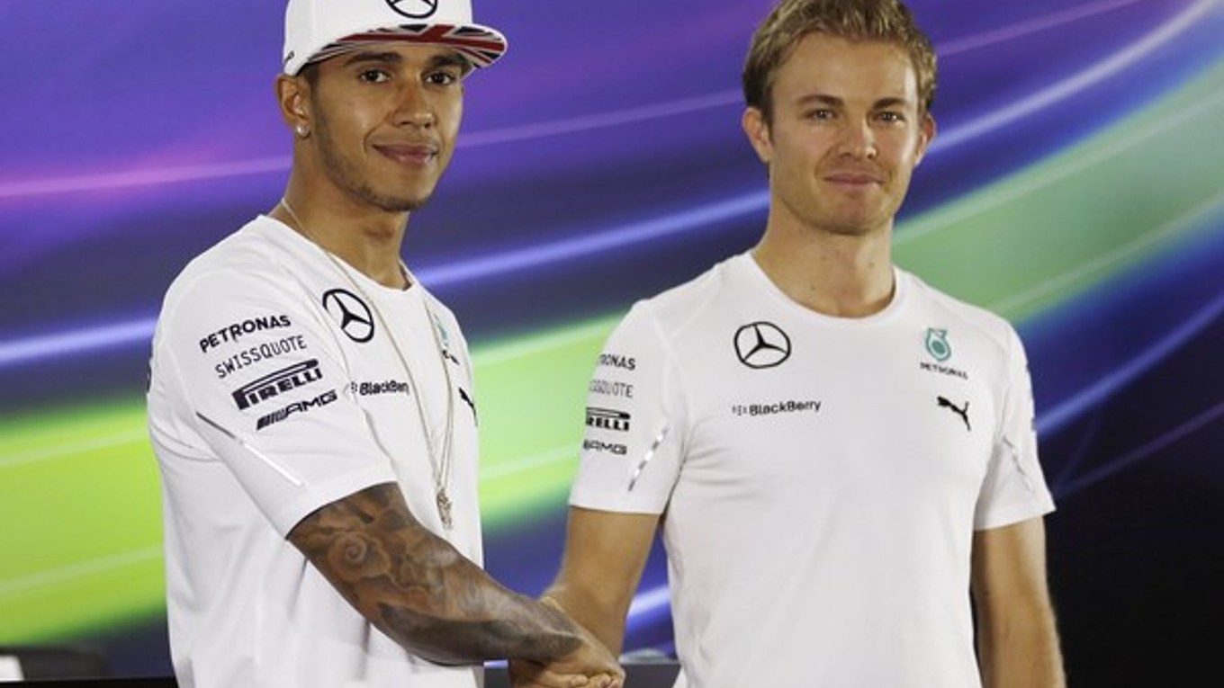 Podanie rúk pred rozhodujúcim súbojom - Lewis Hamilton a Nico Rosberg.