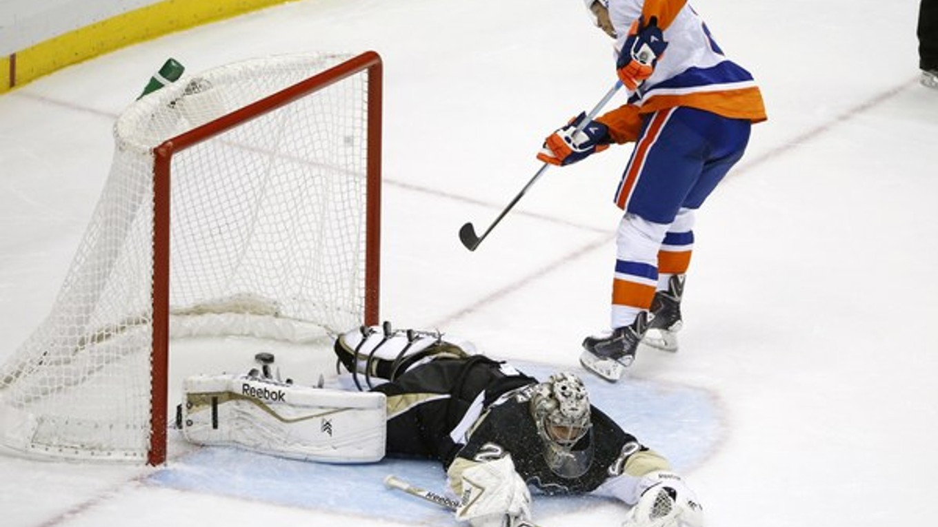 Kyle Okposo z New Yorku Islanders prekonáva brankára Pittsburghu Fleuryho a strieľa rozhodujúci gól v nájazdoch.