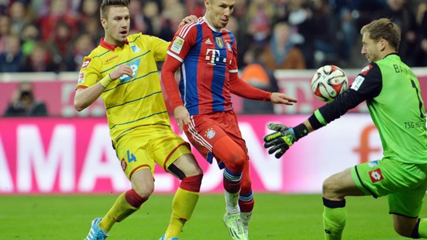 Arjen Robben (uprostred) strieľa tretí gól Bayernu.