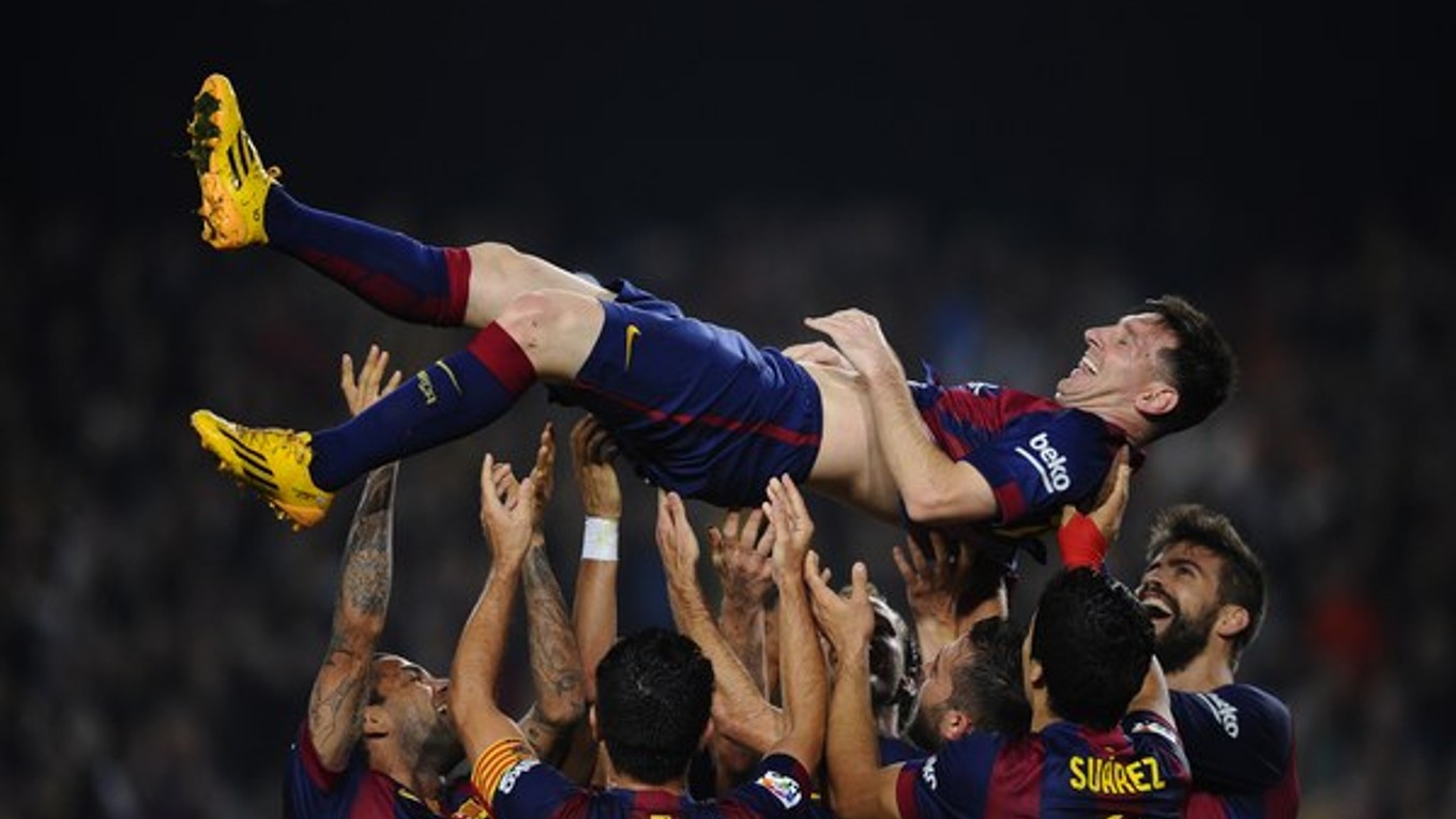 Lionel Messi nad hlavami spoluhráčov.