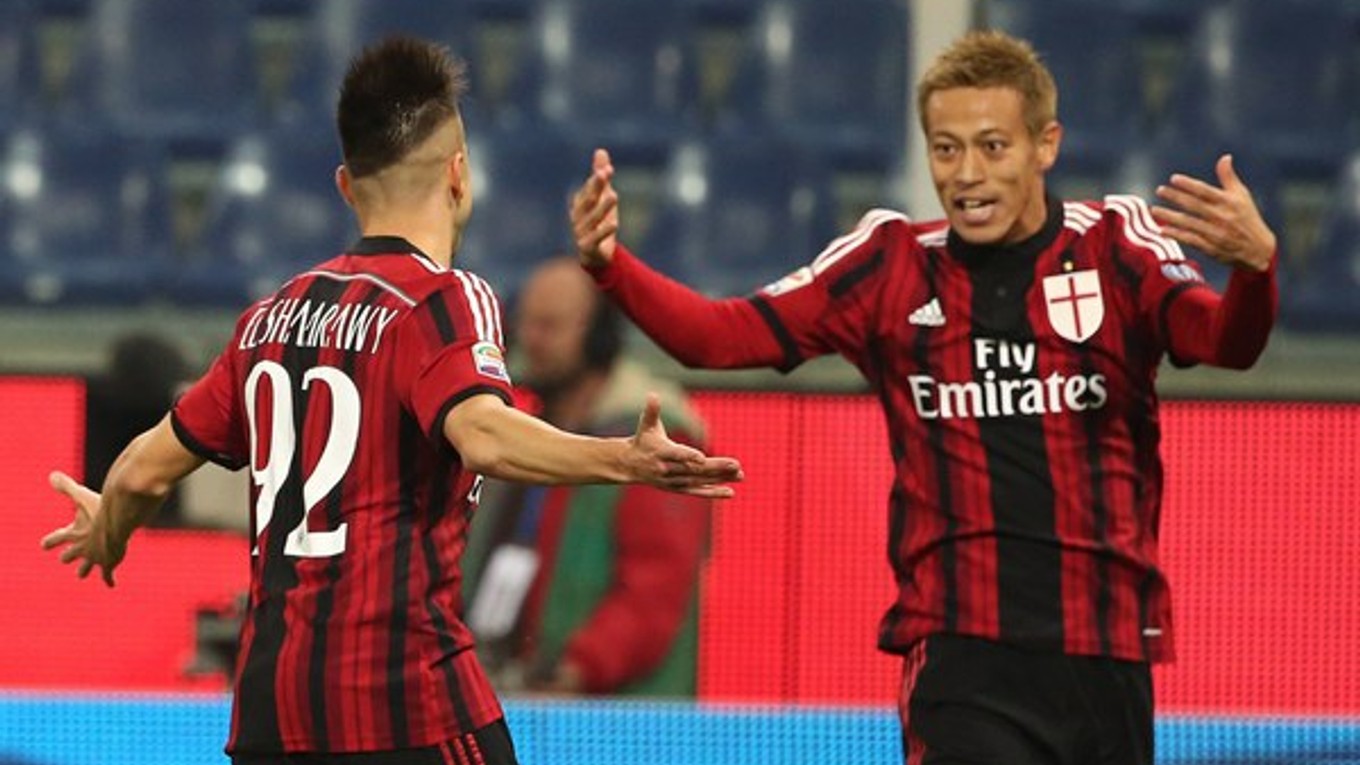 Útočník AC Miláno Stephan El Shaarawy (vľavo) sa teší z gólu so spoluhráčom Keisuke Hondom.