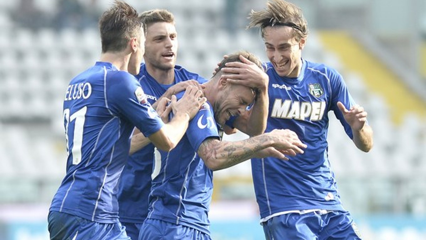 Útočník Sassuola Antonio Floro (v strede) oslavuje so spoluhráčmi rozhodujúci gól na pôde FC Turín.