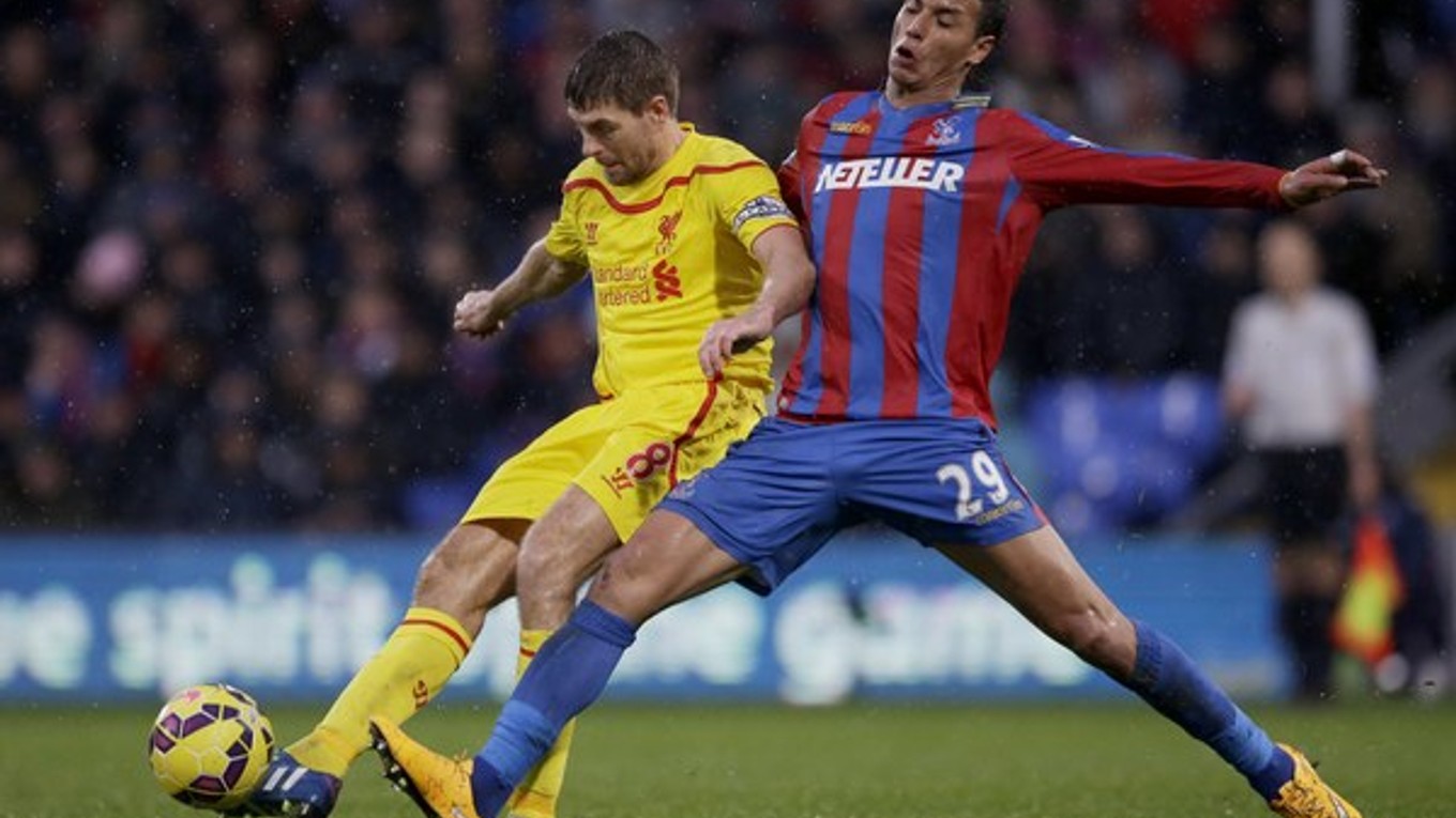 Kapitán Liverpoolu Steven Gerrard (vľavo) v súboji s Marouanem Chamakhom z Crystal Palace.