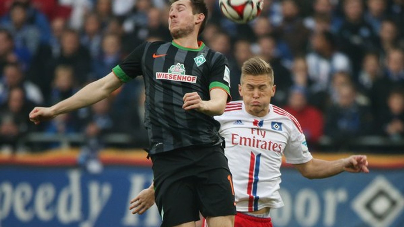 Izet Hajrović z Werderu Brémy (vľavo) v súboji s hráčom Hamburgu Kentinom Mahem.