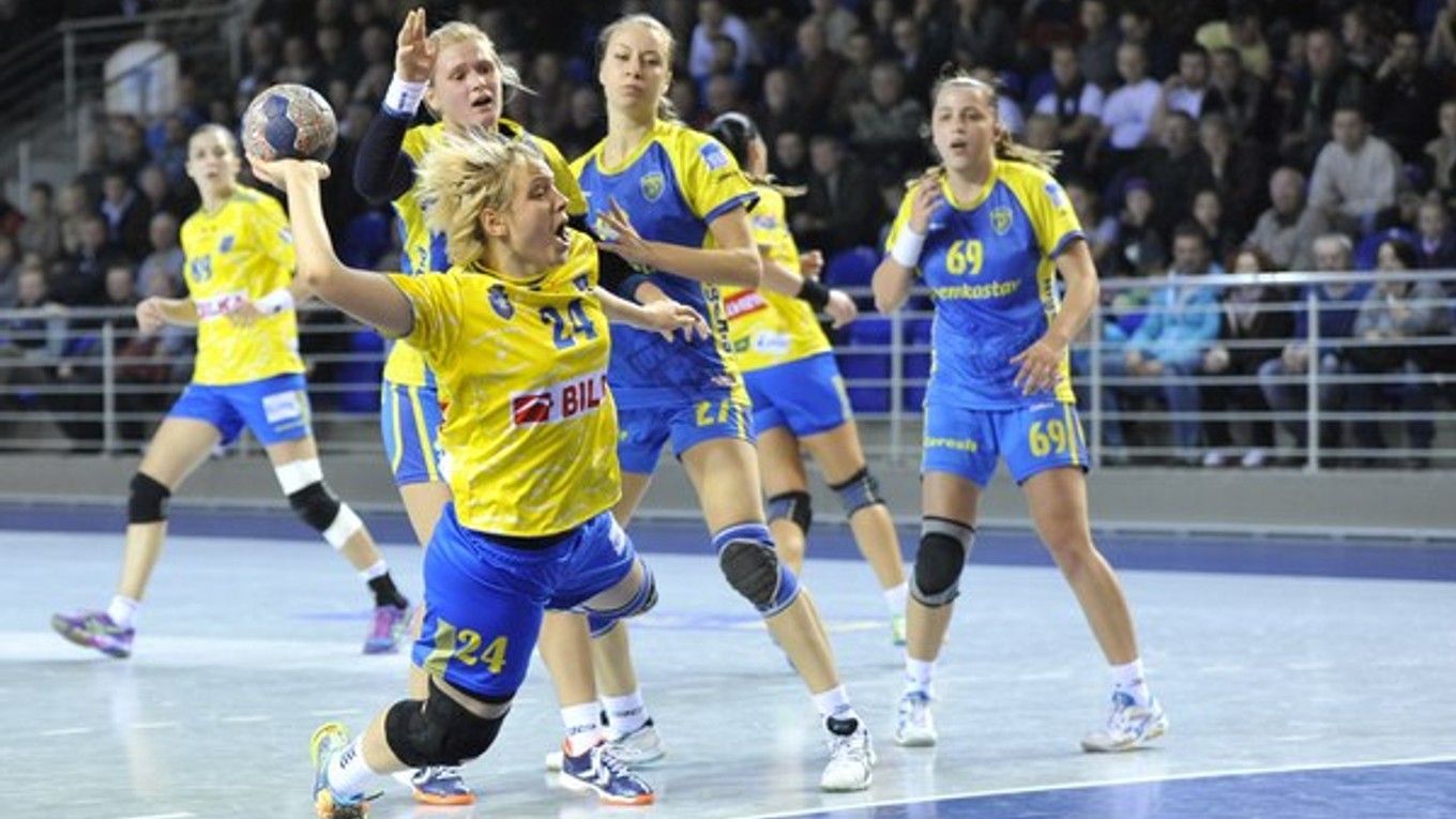 Hráčka Brašova Daniela Constantinová (s loptou).