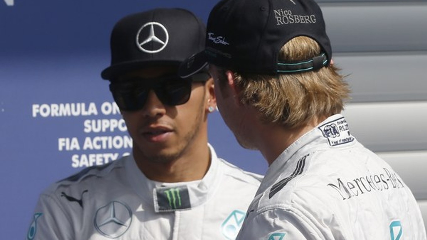 Lewis Hamilton (vľavo) a Nico Rosberg nie sú veľkí kamaráti.