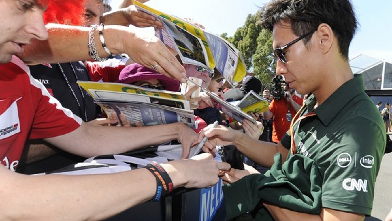 Kobajaši rozdáva autogramy.