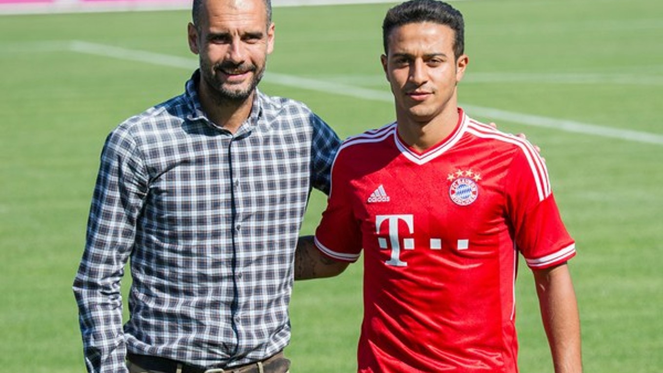 Thiago (vpravo) a Pep Guardiola po podpise zmluvy.