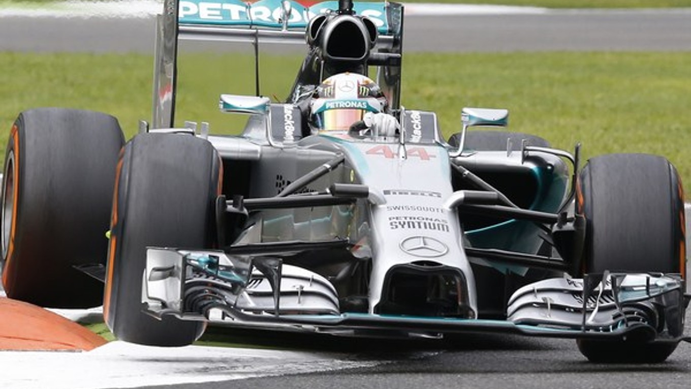 Na trati v Monze Lewis Hamilton.