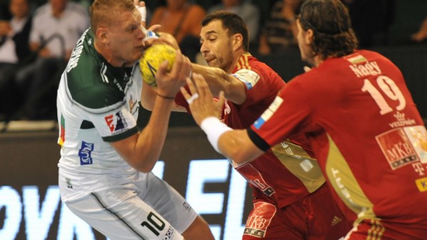 Dajnis Krištopans z Prešova v súboji s obranou Veszprému v zápase 1. kola SEHA GSS League.