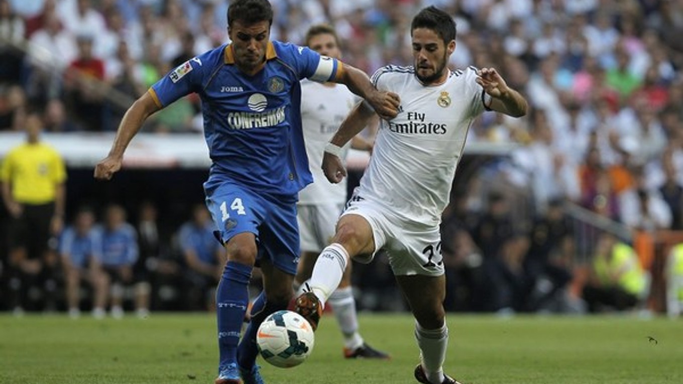 Pedro León (vľavo) v súboji s Iscom z Realu Madrid.