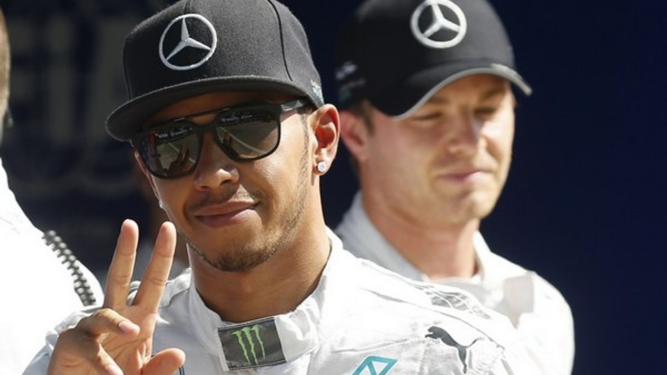 Lewis Hamilton sa teší z víťazstva, v pozadí je Nico Rosberg.