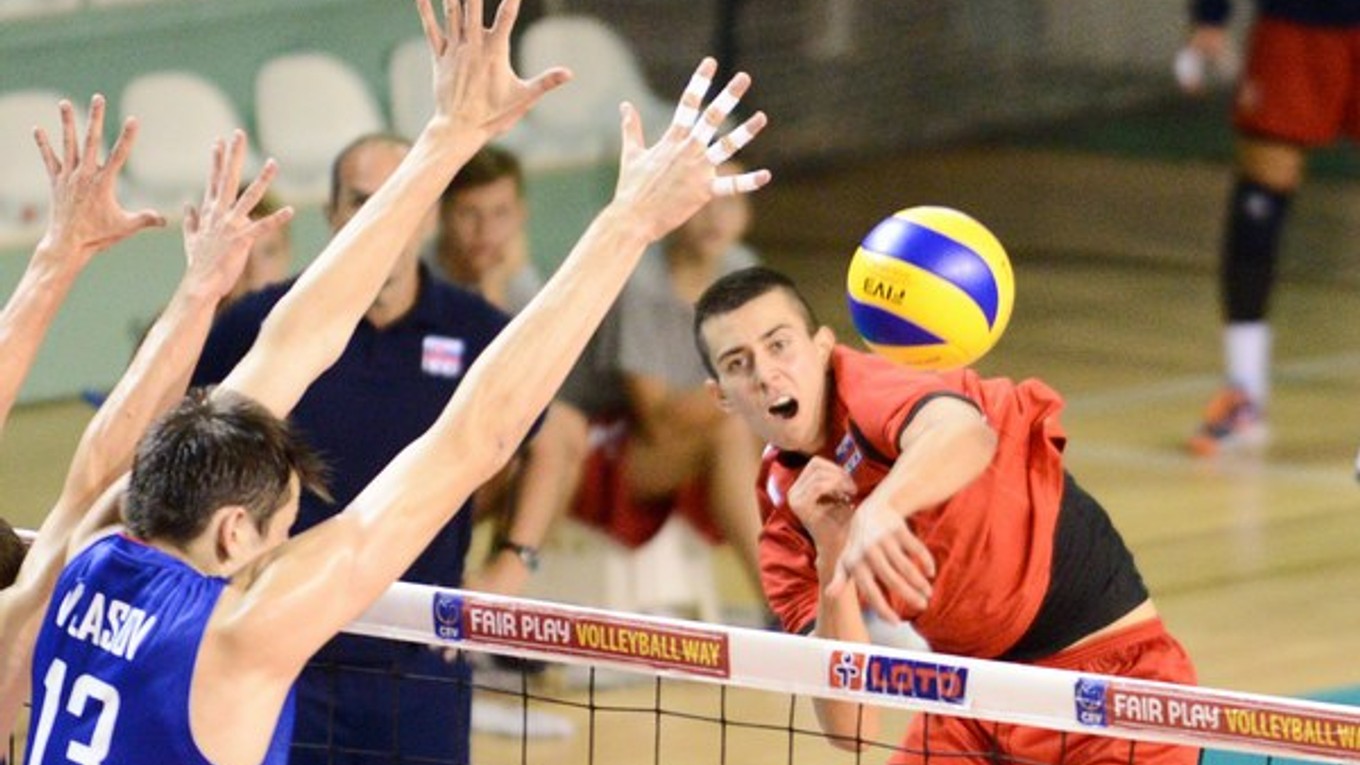 Iľja Vlasov smečuje počas zápasu skupiny proti Slovensku.