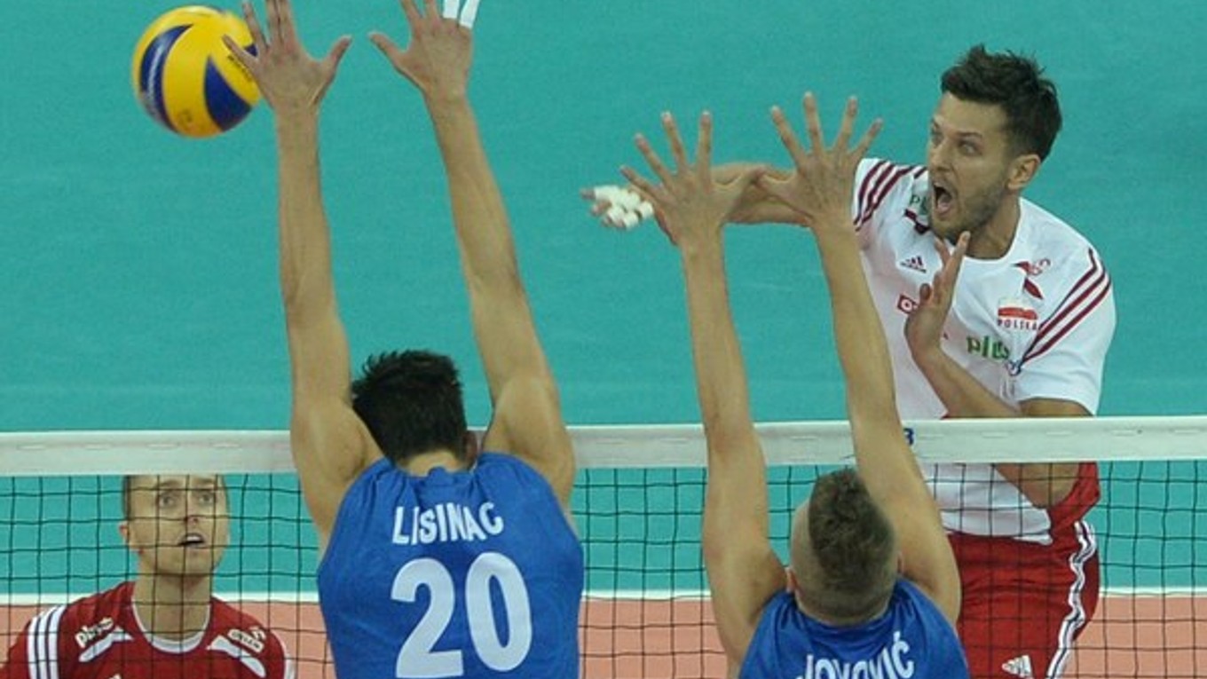 Záber z otváracieho zápasu šampionátu medzi Poľskom a Srbskom.