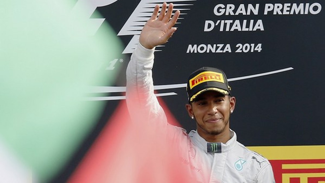 Lewis Hamilton na stupni víťazov.