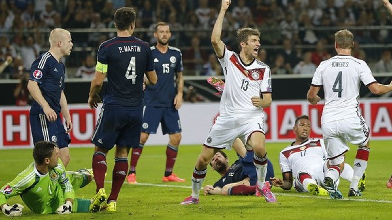 Thomas Müller oslavuje gól proti Škótsku.