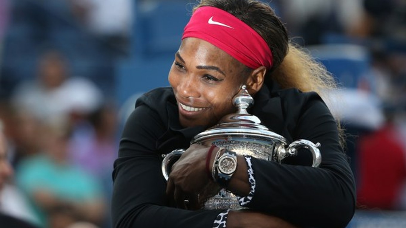 Serena Williamsová s trofejou v New Yorku.