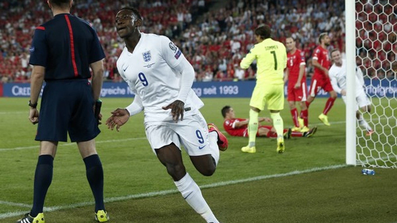 Anglický hráč Danny Welbeck (vpredu) oslavuje gól do bránky Švajčiarska v zápase E-skupiny.