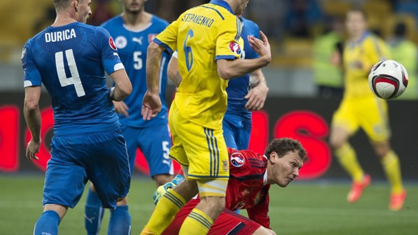 Ukrajinský brankár Andrej Pjatov (v červenom) strieľa v nadstavenom čase gól, rozhodca ho však po predchádzajúcom faule neuznal.