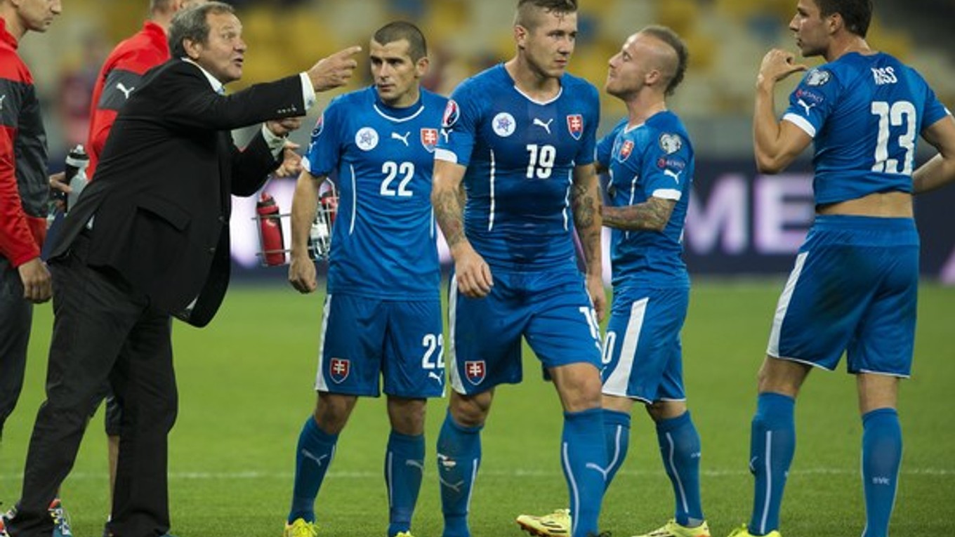 Tréner Ján Kozák rozdáva pokyny počas zápasu na Ukrajine.