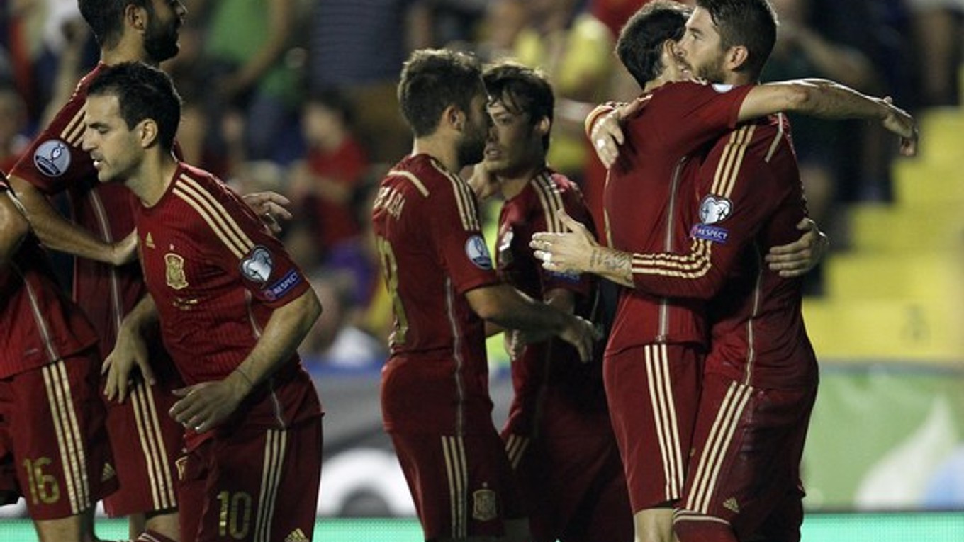 Španielski futbalisti oslavujú Ramosov gól.