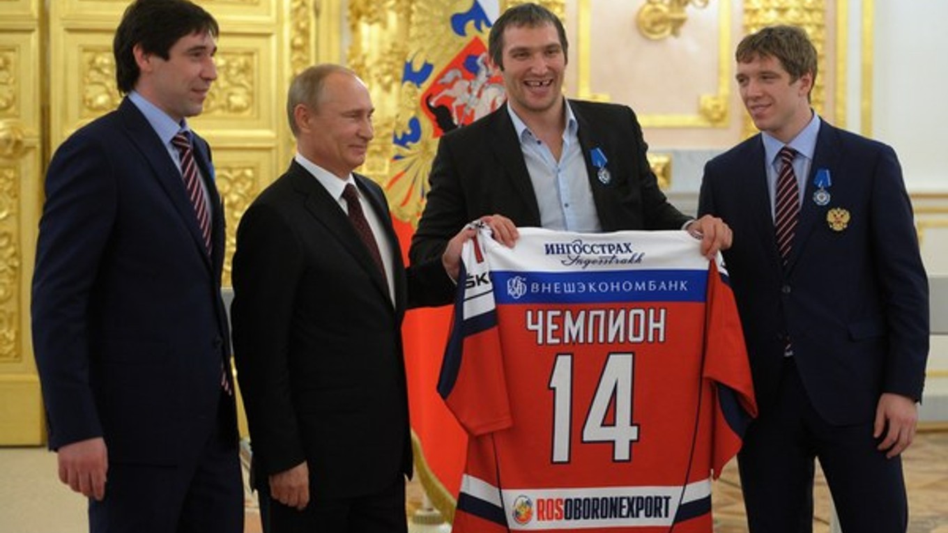 Ovečkin (druhý sprava) s ruským prezidentom Vladimirom Putinov (druhý zľava).