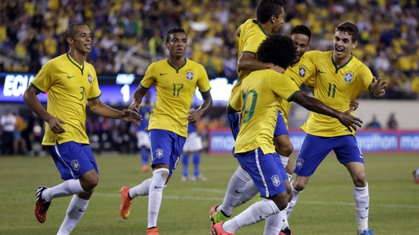 Brazílčania sa tešia z gólu Williana.
