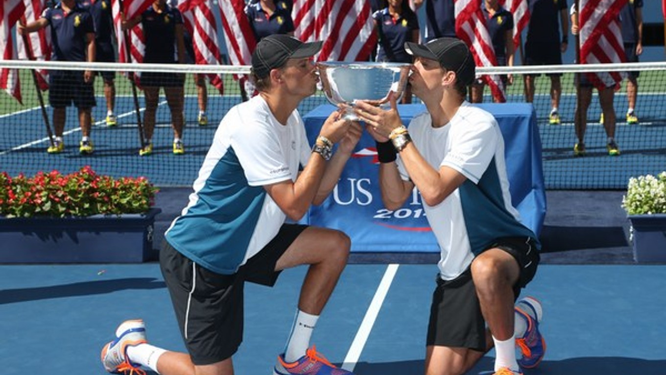 Bob a Mike Bryanovci po nedeľňajšom triumfe vo štvorhre na US Open. Bol to ich stý turnajový triumf.