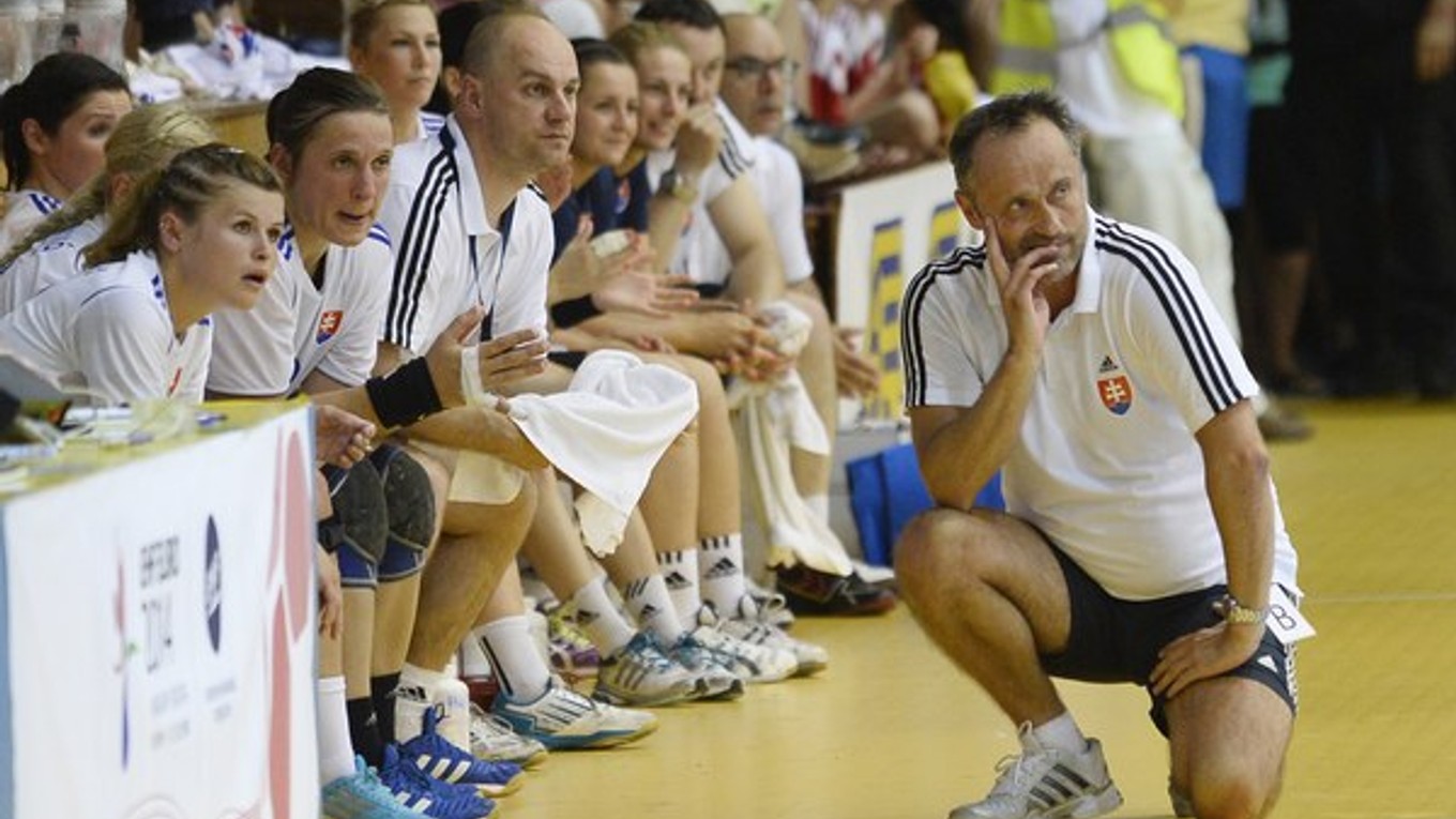 Tréner slovenských hádzanárok Dušan Poloz (vpravo).