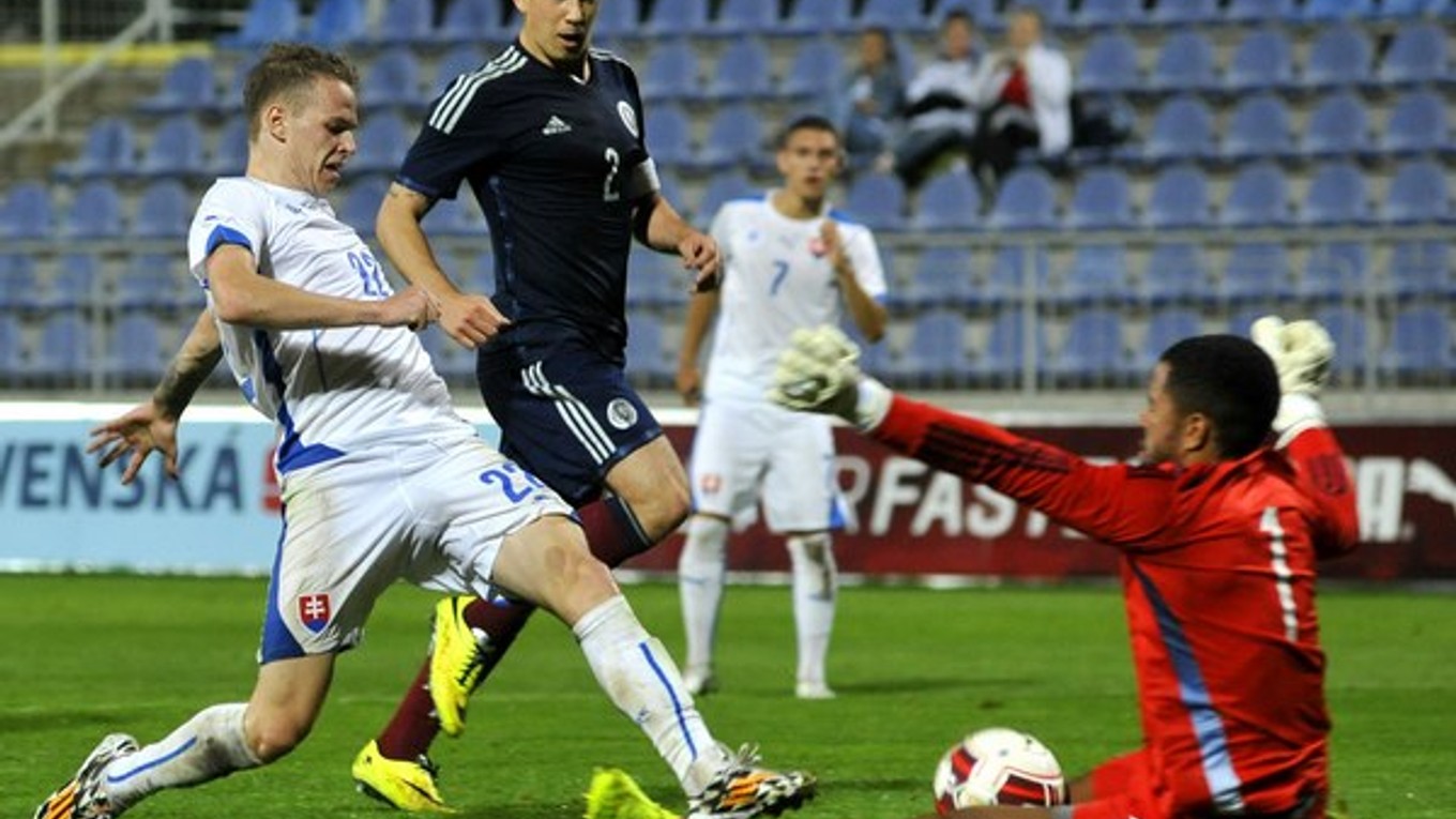 Slovenský stredopoliar Ondrej Duda (vľavo) v akcii v kvalifikačnom zápase proti Škótsku.