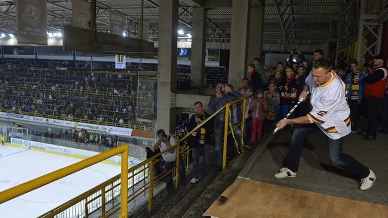 Marián Hossa strieľa najkurióznejší gól kariéry.