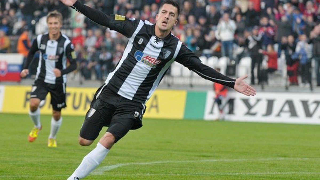 Štefan Pekár oslavuje svoj gól.